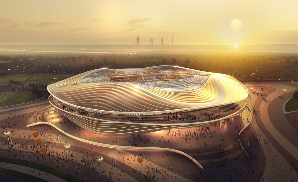 Außenvisualisierung einer Arena mit geschichteter Dachform und großem Vorplatz in landschaftlicher Umgebung.