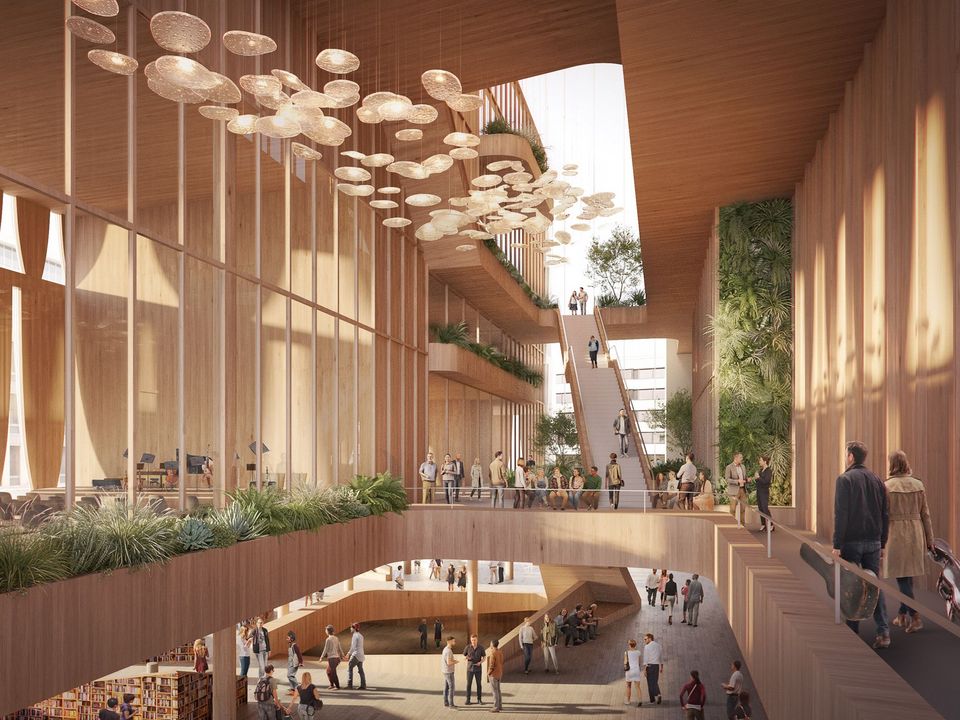 Visualisierung eines großzügigen Foyers mit hohen Glasflächen, hölzernen Wand- und Deckenverkleidungen, galerienartigen Ebenen und begrünten Wandbereichen, die die offene Innenraumarchitektur des Opernhauses zeigen.