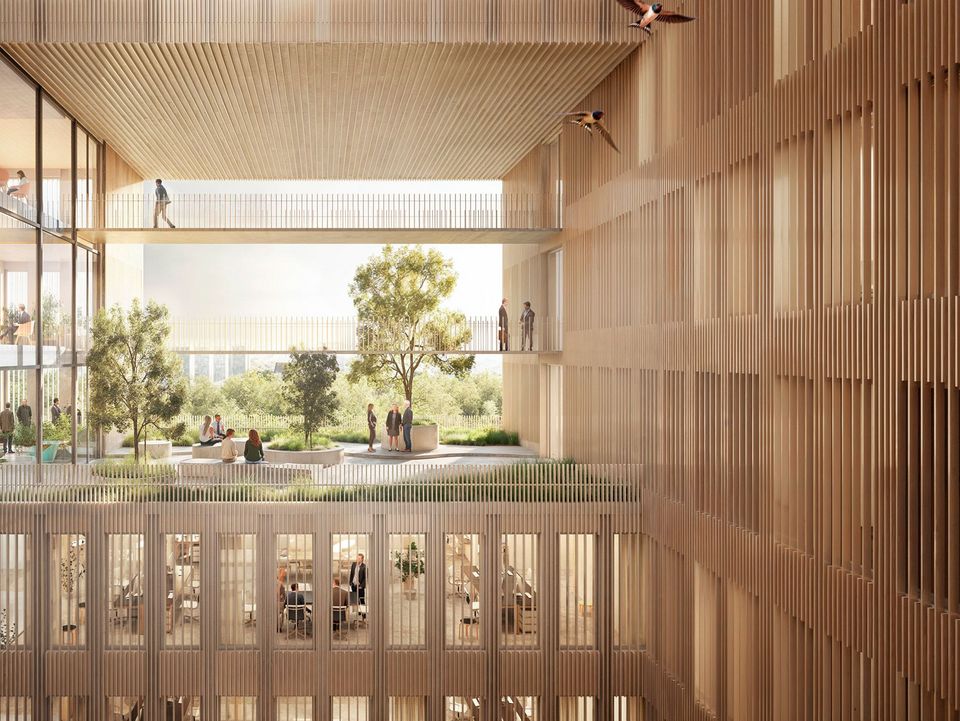 Visualisierung eines mehrgeschossigen Atriums mit begrüntem Dachhof, umlaufenden Stegen und offenen Arbeitsbereichen hinter Glas.