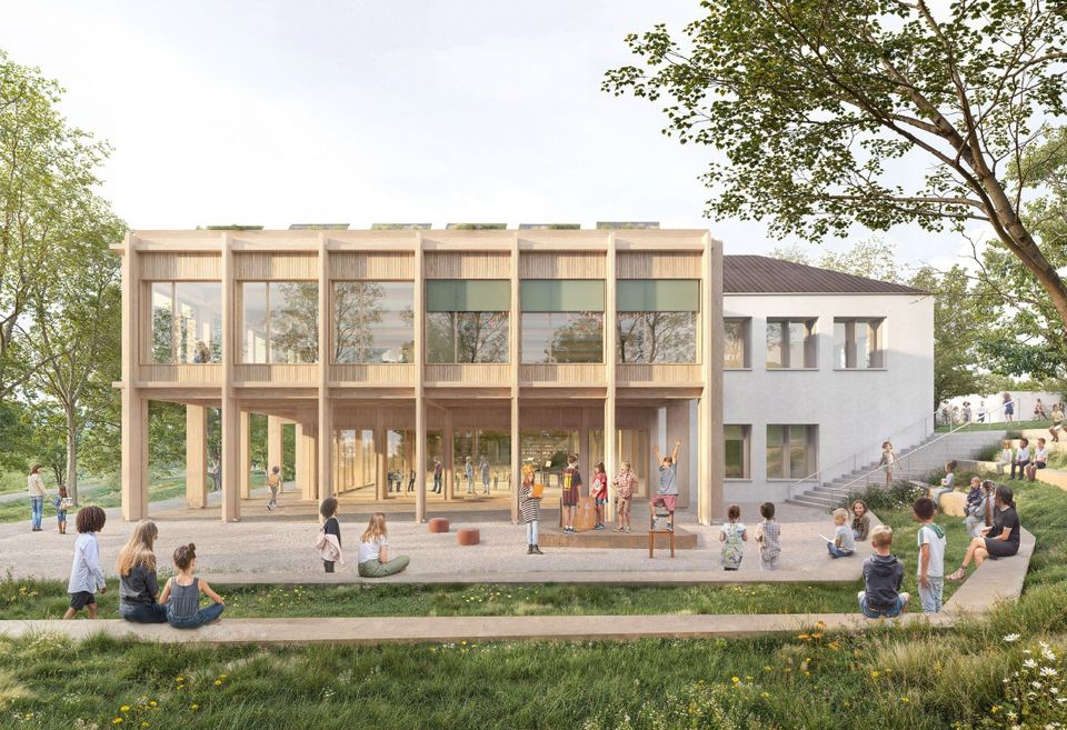Außenvisualisierung eines Schulgebäudes mit Holzfassade, überdachtem Eingangsbereich, weitläufigen Spielflächen und umgebenden Grünräumen.