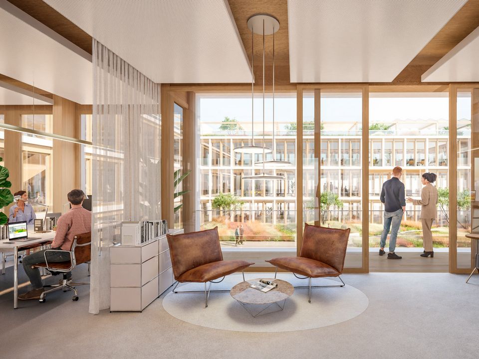 Rendering eines modernen Bürointerieurs mit offenen Arbeitsbereichen, einer informellen Sitzgruppe und einem großzügig verglasten Blick in den begrünten Innenhof, der eine ruhige, flexible und natürliche Arbeitsatmosphäre vermittelt.