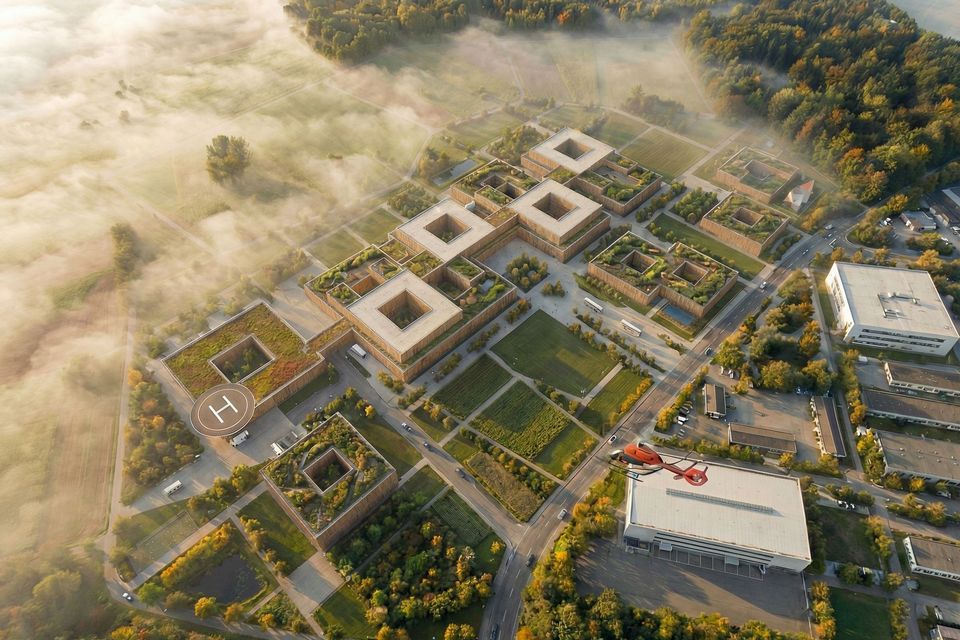Luftaufnahme eines Klinikcampus mit begrünten Innenhöfen, modular angeordneten Baukörpern, helikoptertauglichen Bereichen und weitläufigen Freiflächen.