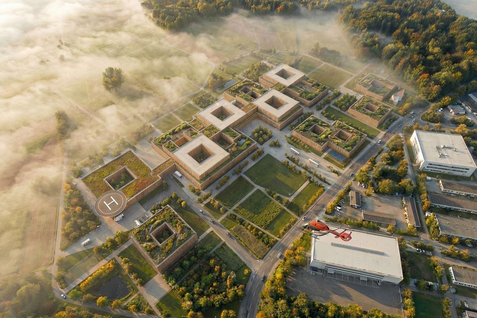 Luftaufnahme eines Klinikcampus mit begrünten Innenhöfen, modular angeordneten Baukörpern, helikoptertauglichen Bereichen und weitläufigen Freiflächen.