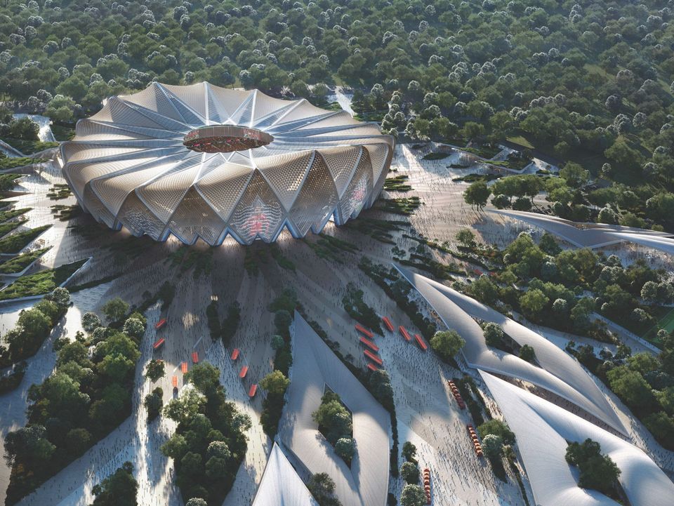 Luftvisualisierung eines ringförmigen Stadions mit strahlenförmig angeordneten Landschaftselementen, weitläufigen Wegestrukturen und dicht bewaldetem Umfeld.
