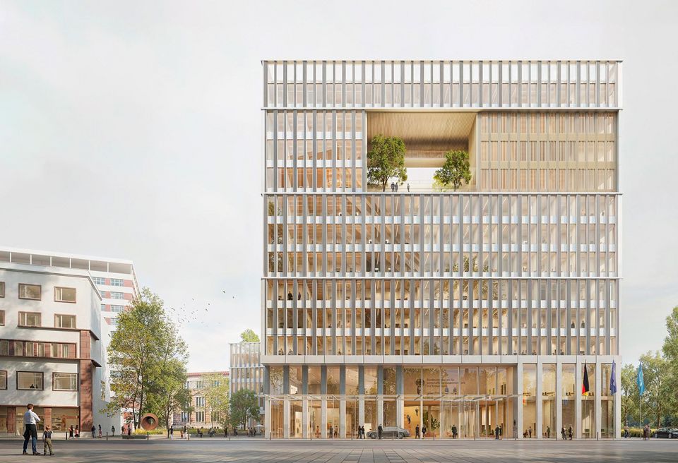 Visualisierte Frontalansicht eines modernen Bürogebäudes mit großer Auskragung, begrüntem Atriumgeschoss und klar gegliederter Fassadenstruktur.