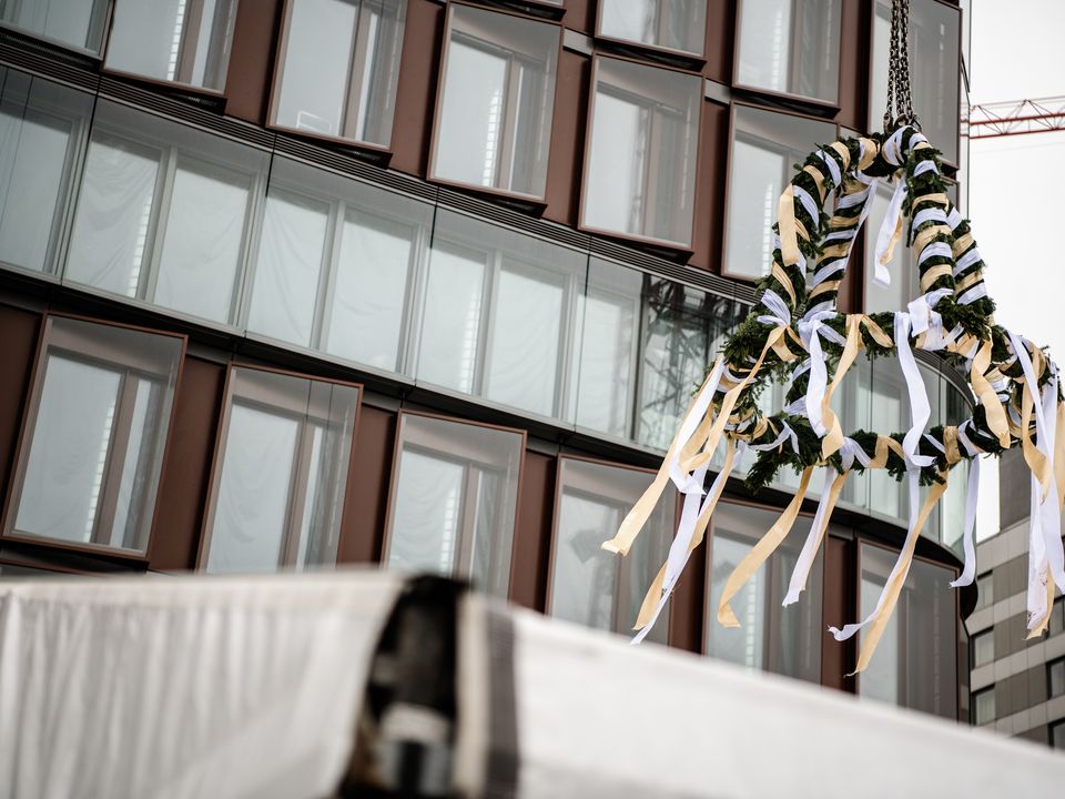 Foto Richtfest des Projektes Eclipse in Düsseldorf mit Richtkranz, Quelle: die developer, Copyright: Andreas Endermann