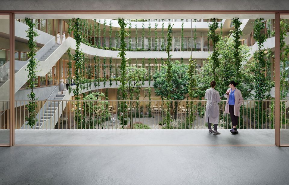 Innenvisualisierung eines begrünten Atriums mit umlaufenden Galerien, offenen Treppenläufen und dichter vertikaler Pflanzenstruktur.