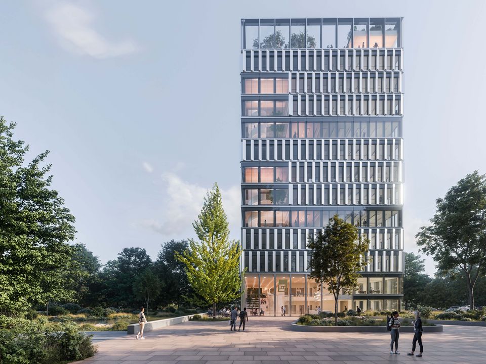 Frontalansicht eines modernen Hochhauses mit vertikal gegliederter Fassade, transparentem Erdgeschoss und offen gestalteter Platzfläche mit umgebenden Grünstrukturen.