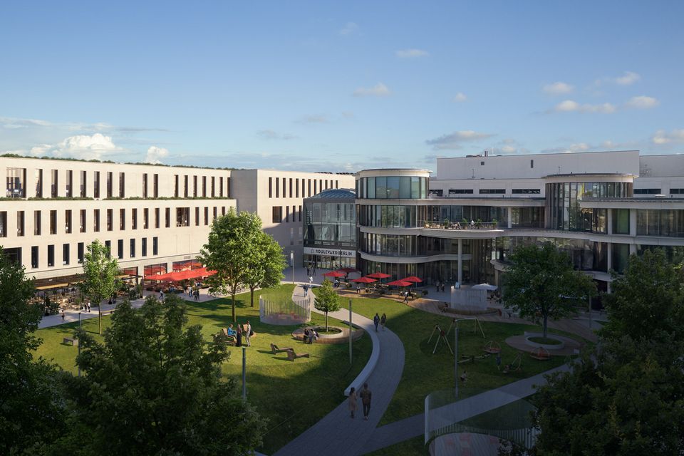 Außenvisualisierung eines modernen Gewerbekomplexes mit verglasten Fassaden, terrassierten Dachflächen und zentraler Platzsituation.