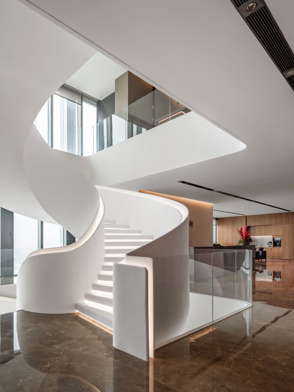 Innenvisualisierung einer modernen Lobby mit geschwungener Empfangstheke, großformatigen Wandpaneelen und Blick in den Außenraum.