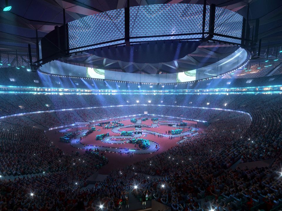  Innenvisualisierung eines Stadions während einer Großveranstaltung mit offener Spielfläche, temporären Installationen und vollständig besetzten Zuschauerrängen.