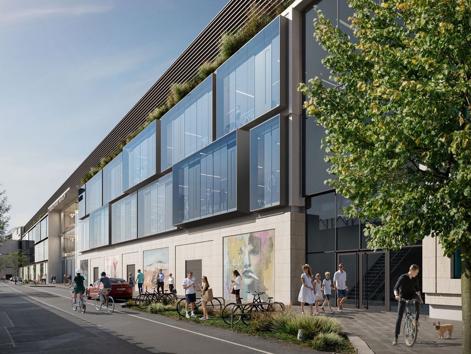 Außenvisualisierung eines Einkaufszentrums mit durchgehenden Fensterfronten, vertikal gegliederter Fassadenstruktur und belebtem Straßenraum entlang der Gebäudekante.