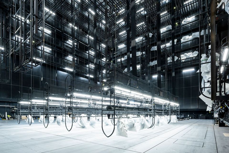 Technischer Bühnenraum mit zahlreichen Hängezügen und Beleuchtungssystemen