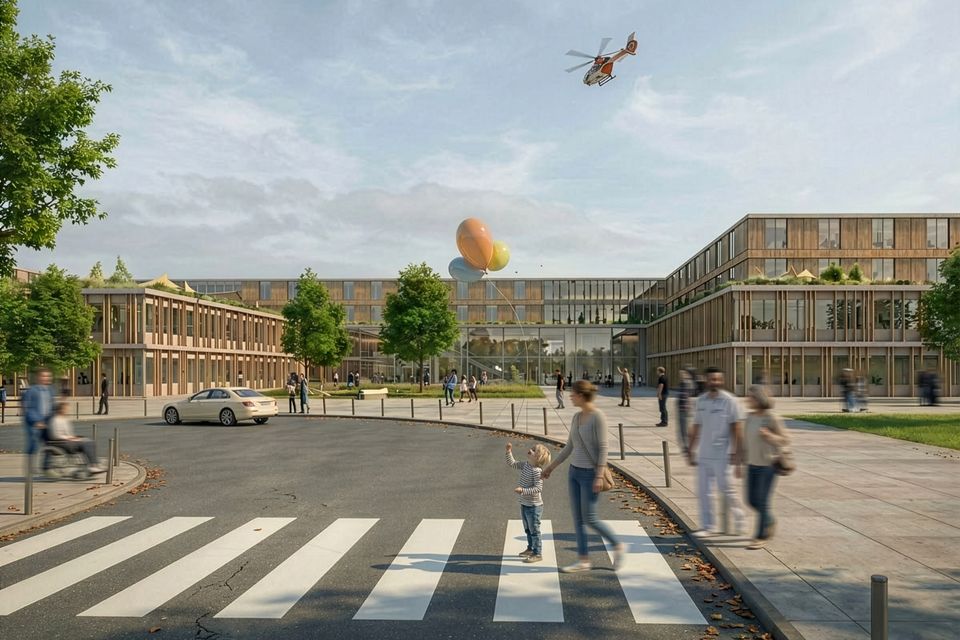 Außenvisualisierung eines Klinikgebäudes mit langgestreckten Baukörpern, begrünten Dachbereichen, vernetzten Wegen und offenem Vorplatz im städtischen Umfeld.