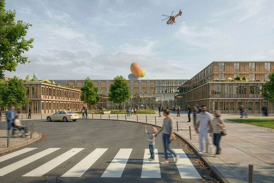 Außenvisualisierung eines Klinikgebäudes mit langgestreckten Baukörpern, begrünten Dachbereichen, vernetzten Wegen und offenem Vorplatz im städtischen Umfeld.