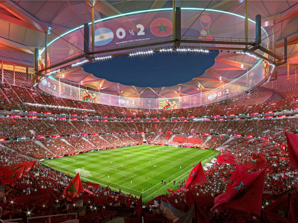 Innenvisualisierung eines Stadions während eines Fußballspiels mit klarer Blickbeziehung zur Spielfläche, umlaufenden Tribünen und großem Medienring über dem Spielfeld.