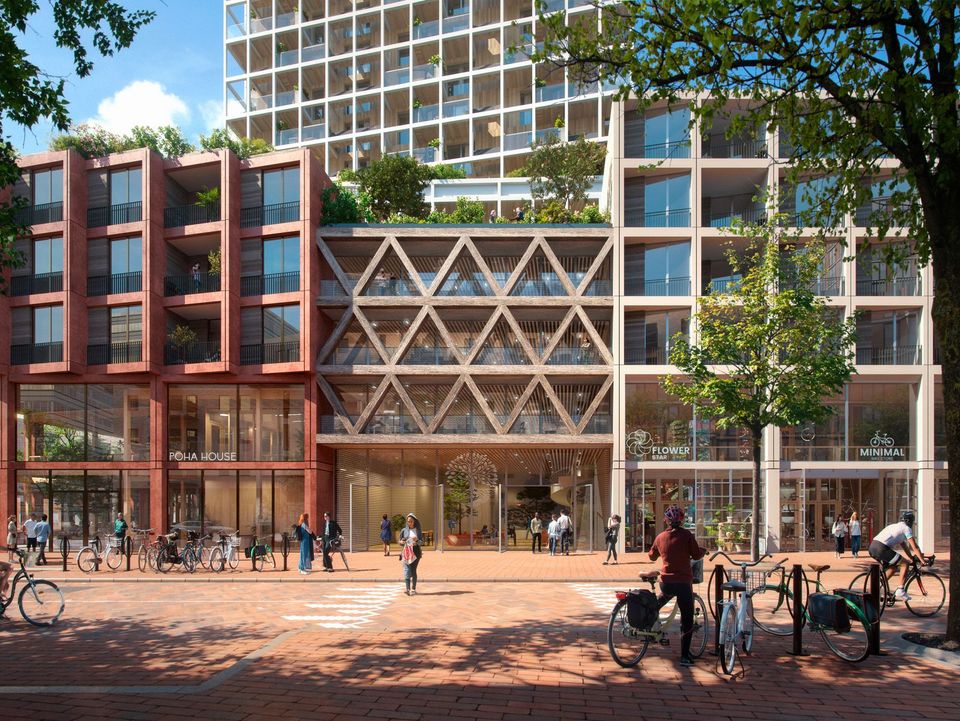 Visualisierte Straßenansicht eines gemischt genutzten Gebäudekomplexes mit roter Klinkerfassade, diagonalen Holzstrukturen und begrünten Dachterrassen
