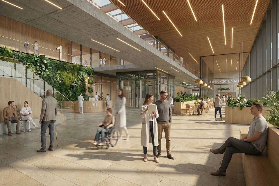 Innenvisualisierung eines großzügigen Klinikfoyers mit mehrgeschossigen Galerien, begrünten Wandflächen, zentralem Empfangsbereich und offenen Aufenthaltszonen.
