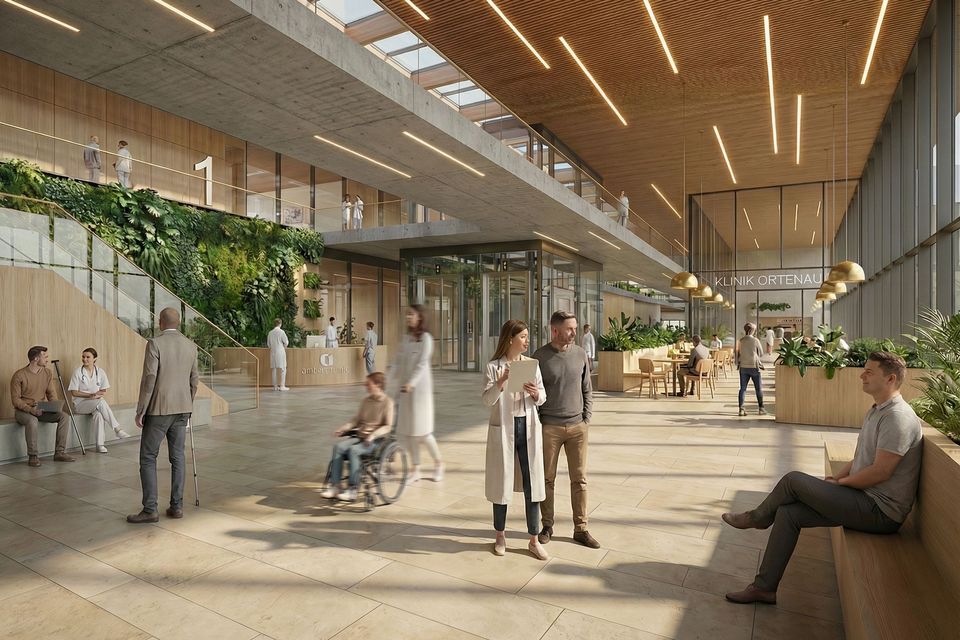 Innenvisualisierung eines großzügigen Klinikfoyers mit mehrgeschossigen Galerien, begrünten Wandflächen, zentralem Empfangsbereich und offenen Aufenthaltszonen.