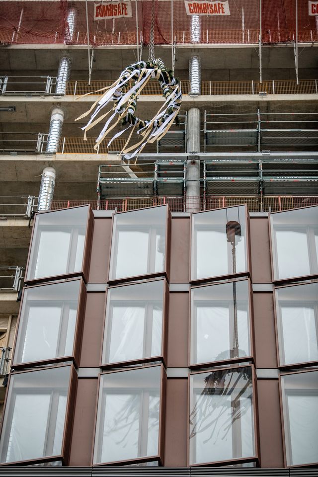 Foto Richtfest des Projektes Eclipse in Düsseldorf mit Richtkranz, Quelle: die developer, Copyright: Andreas Endermann