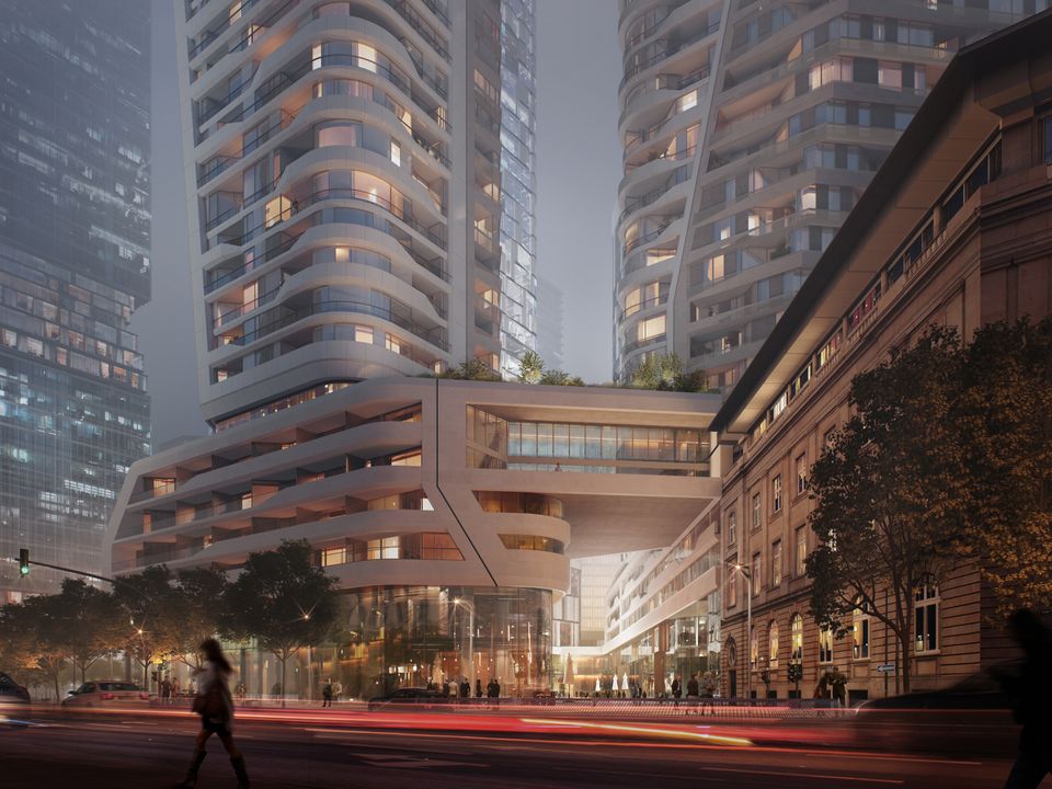 Außenaufnahme eines Hochhauses mit markanter Fassade, vertikalen Designlinien und umliegender urbaner Bebauung im Stadtkontext.