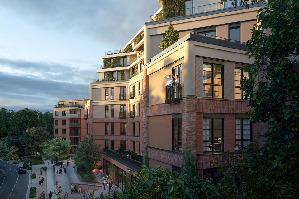 Außenvisualisierung eines gestaffelten Wohngebäudes mit großzügigen Terrassen- und Balkonlandschaften, vertikalen Fassadenelementen und begrünten Rückzugsbereichen.