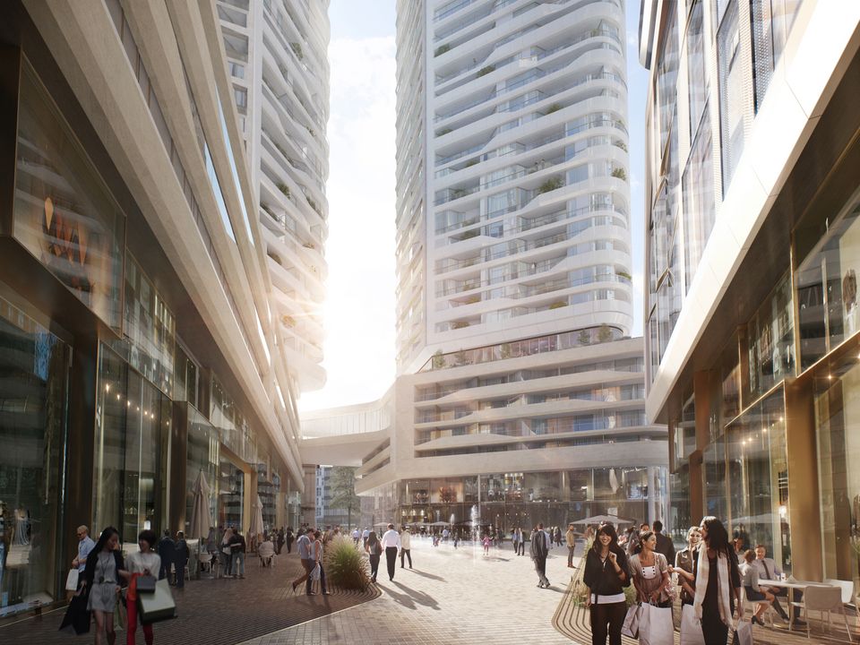 Außenansicht eines Hochhauses mit verglasten Fassadenflächen, vertikal betonten Strukturlinien und angrenzenden Stadträumen.