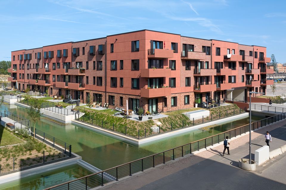 Außenaufnahme des Wohngebäudes Fischerhof mit überdachtem Durchgang zur Hofanlage.