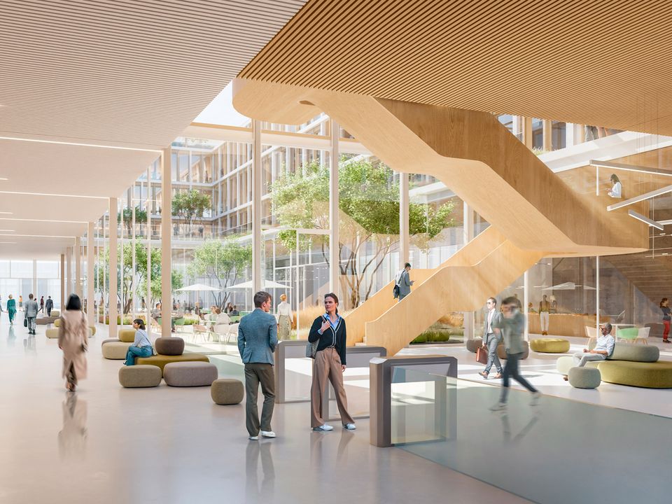 Visualisierung eines lichtdurchfluteten Atriums mit einer markanten Holztreppe, begrünten Innenhöfen und offenen Aufenthaltsbereichen, die eine transparente, kommunikative und vielfältig nutzbare Arbeits- und Aufenthaltslandschaft schaffen.