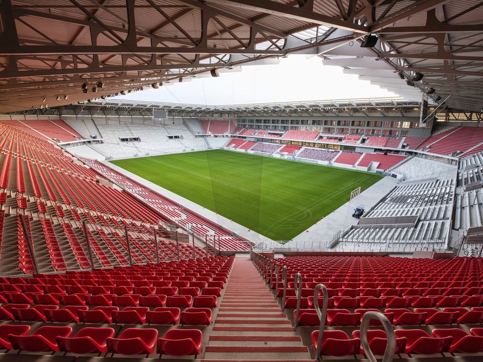 Innenfoto Europa-Park Stadion in Freiburg - Im Süden weicht das Promenadenprinzip der Zweirangtribüne der Fanwand als durchgängige Einrangtribüne.