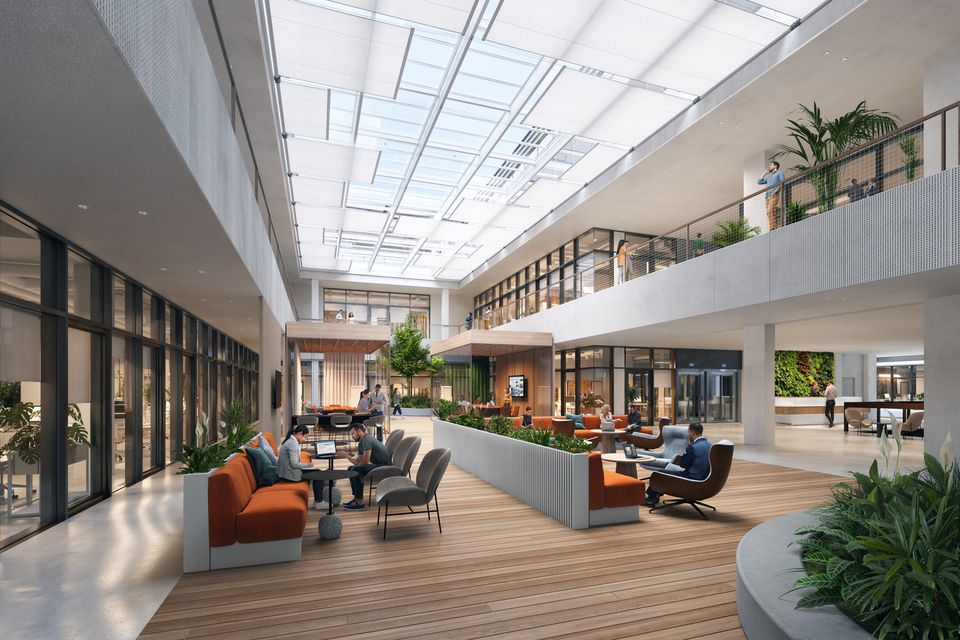 Innenvisualisierung eines offenen Atriums mit umlaufenden Galerieebenen, Sitzbereichen und zentralem Tageslicht von oben.