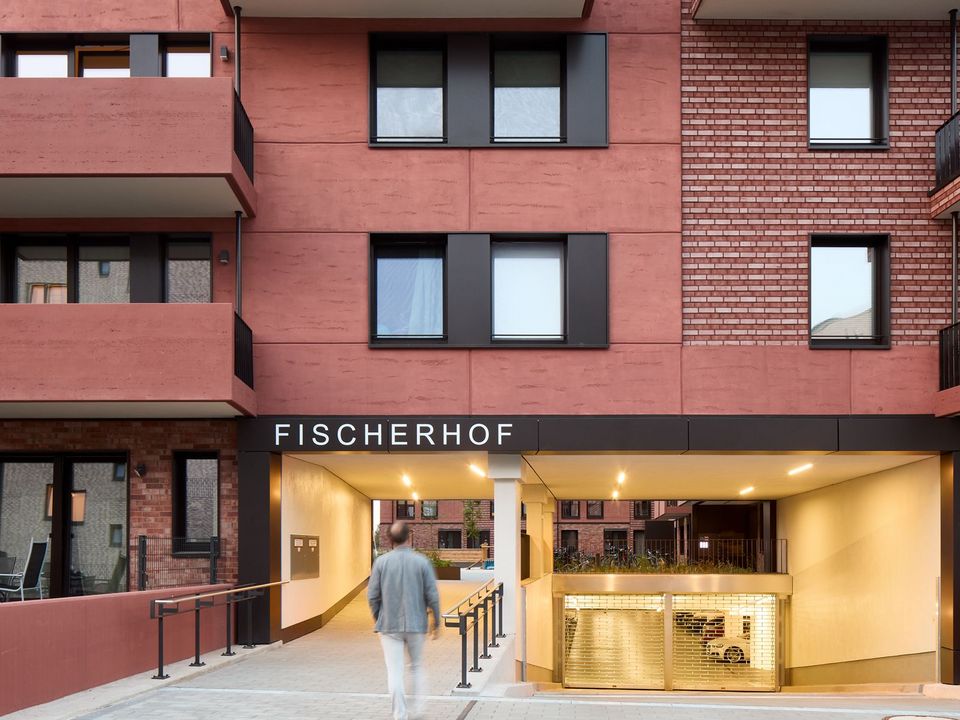 Außenaufnahme des Wohngebäudes Fischerhof mit überdachtem Durchgang zur Hofanlage.