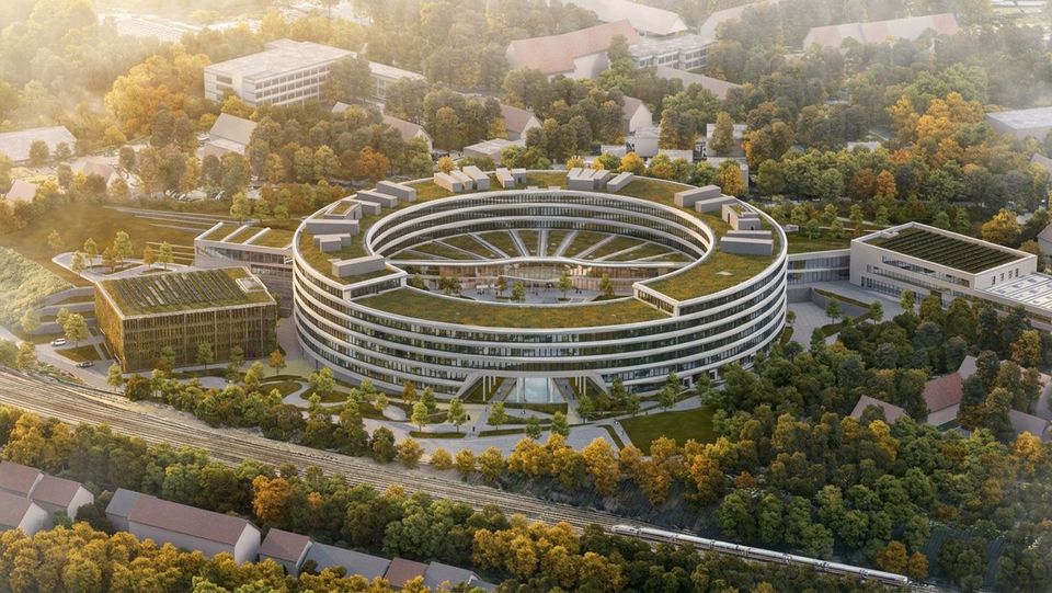 Luftvisualisierung eines großmaßstäblichen Campus mit ringförmigem Hauptgebäude, zentralem Innenhof, Grünflächen und angrenzenden Verkehrsachsen.
