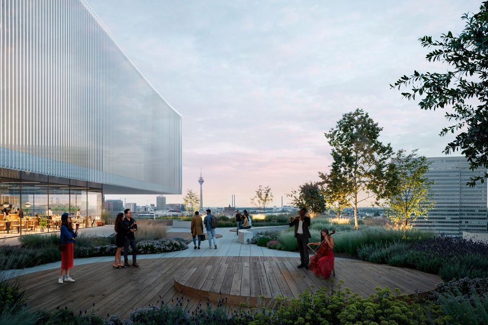 Visualisierung einer begrünten Dachterrasse des Opernhauses mit weitläufigem Blick über die Stadt, offenen Aufenthaltsbereichen und einem zentralen Holzdeck als öffentlichem Kultur- und Begegnungsort.