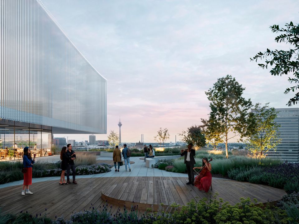 Visualisierung einer begrünten Dachterrasse des Opernhauses mit weitläufigem Blick über die Stadt, offenen Aufenthaltsbereichen und einem zentralen Holzdeck als öffentlichem Kultur- und Begegnungsort.