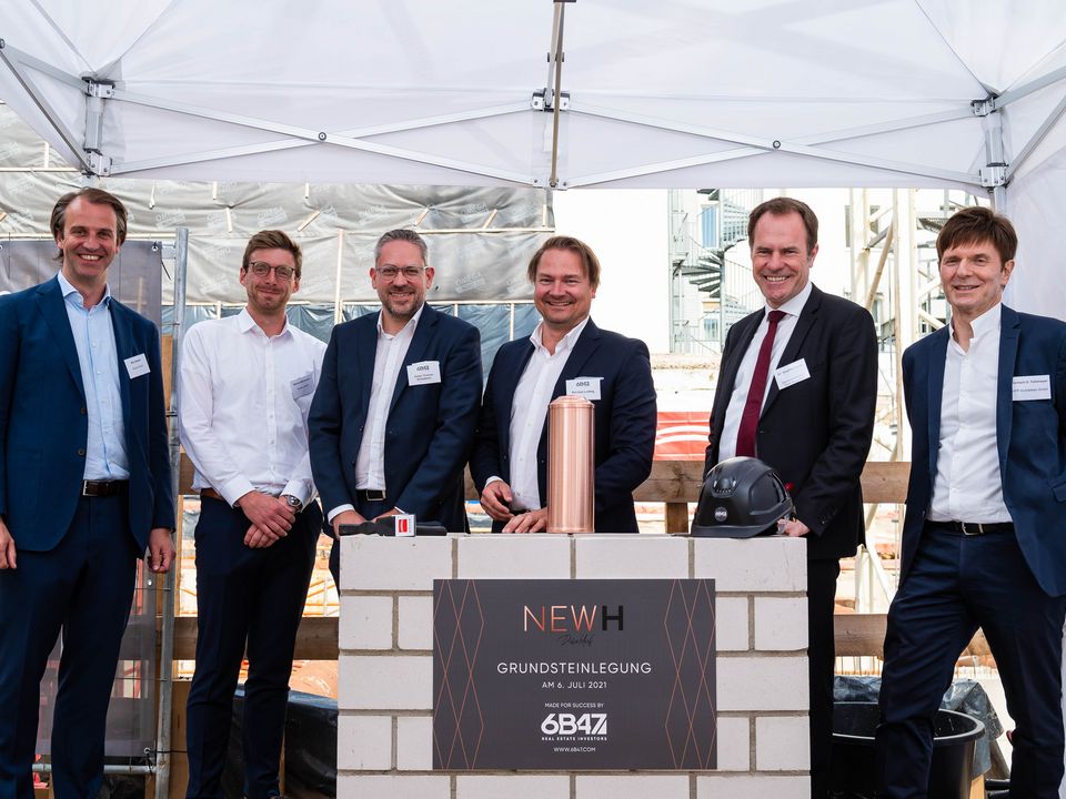 Bildquelle: 6B47 Real Estate Investors GmbH; V.l.n.r.: Nils Köster (Köster GmbH), Markus Moormann (Köster GmbH), Anton T. Schöpkens (6B47 Germany), Kai-Uwe Ludwig (6B47 AG), Dr. Stephan Keller (Oberbürgermeister der Stadt Düsseldorf), Gerhard G. Feldmeyer (HPP Architekten)